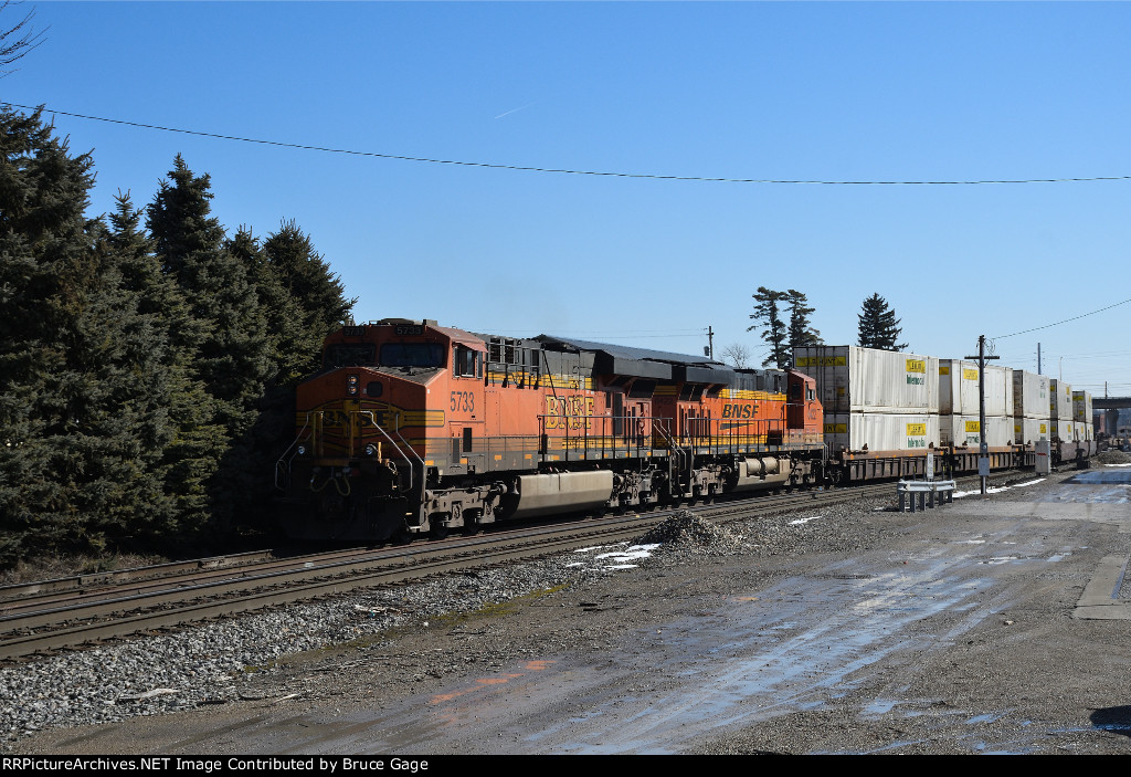 BNSF 5733